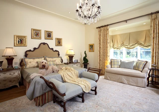 16 Delightful Interiors With Golden Curtains To Enter A Touch Of Glamour In Your Home 13