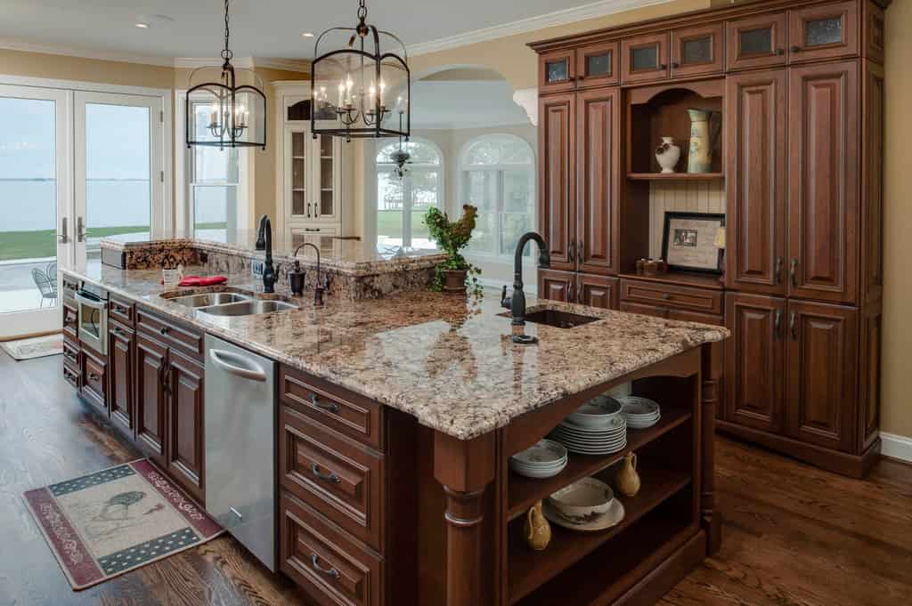 16 Delightful Brown Kitchens In Traditional Style 16