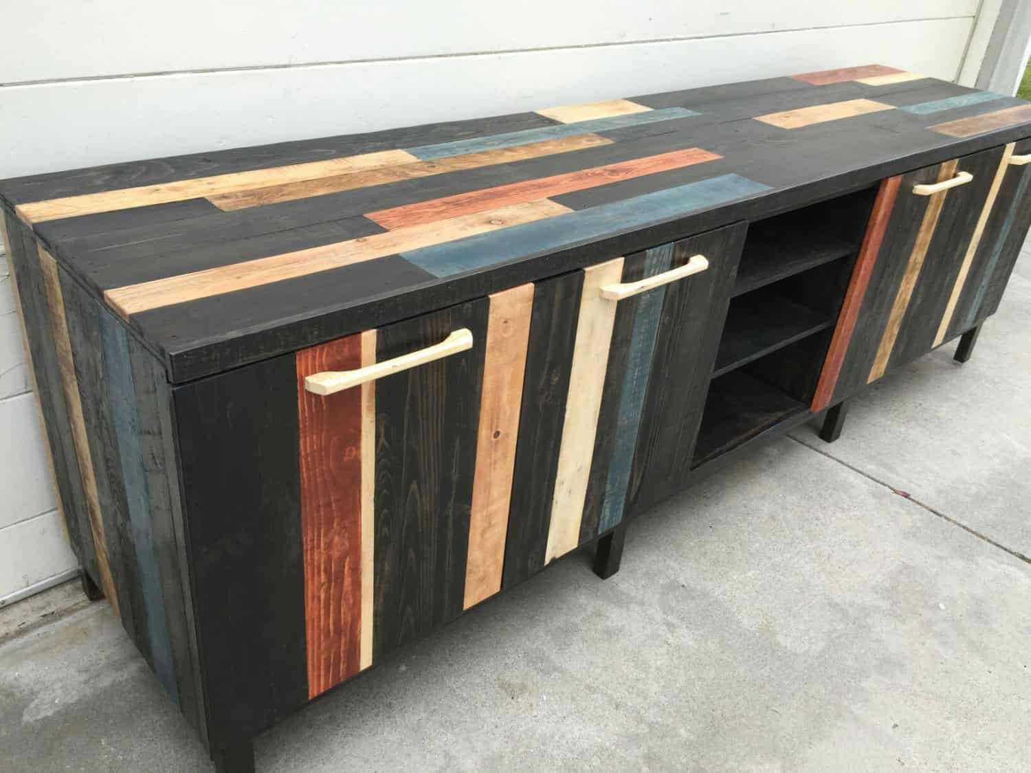 18 Remarkable Furniture Designs Made From Recycled Pallet Wood