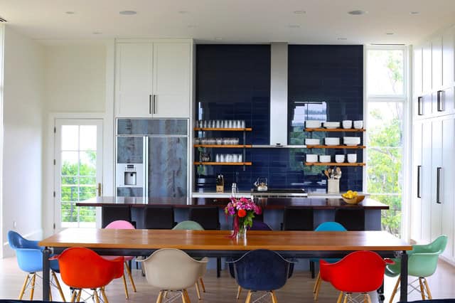 21 Cheerful Dining Rooms With Colorful Chairs For Everyone Who Thinks Outside The Box 19
