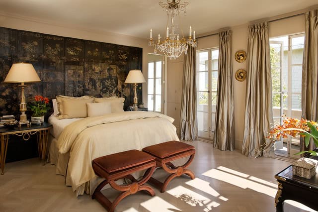 16 Delightful Interiors With Golden Curtains To Enter A Touch Of Glamour In Your Home 5