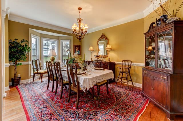 19 Attractive Traditional Dining Rooms That Will Provide You Pleasant Stay 5