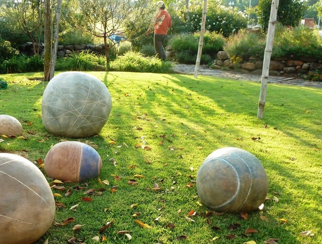 17 Creative Ideas For Decorating Your Exterior With Boulders 9