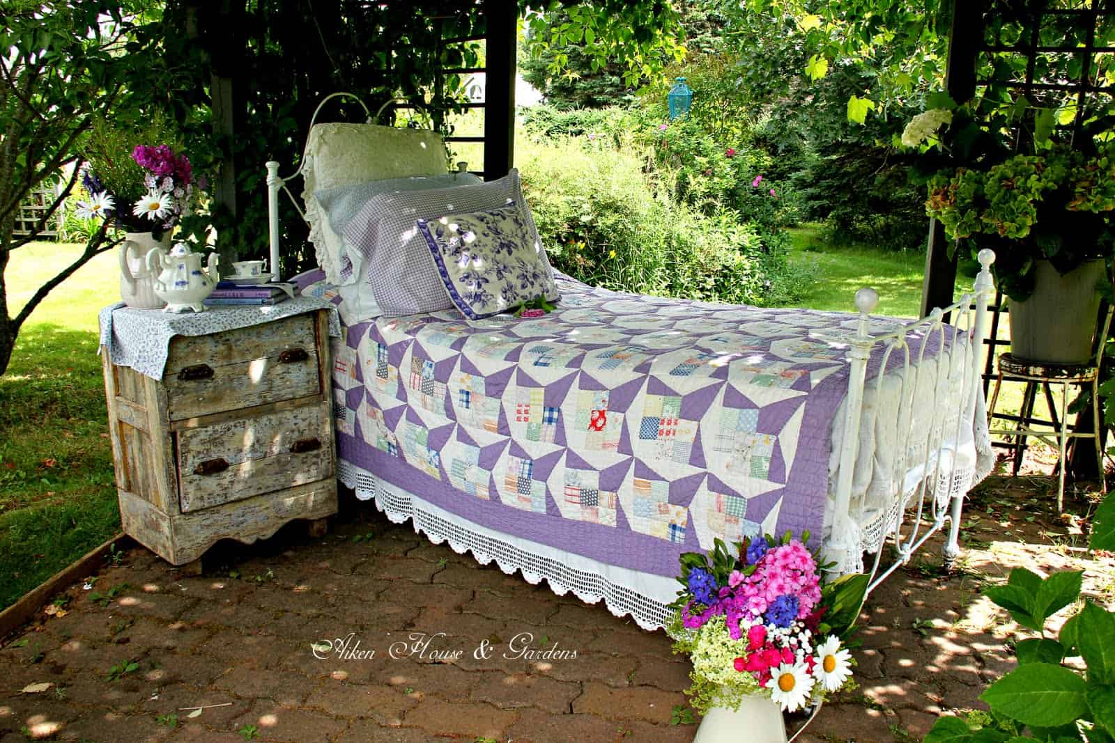 20 Outstanding Garden Retreat Designs For Real Enjoyment & Relaxation 4