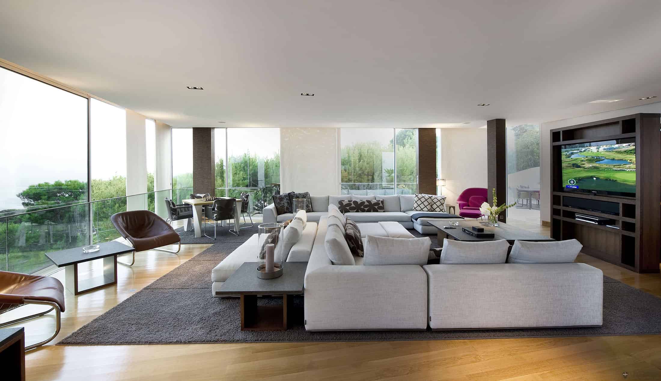 20 Spectacular Interiors With Floor-To-Ceiling Windows That Offer Incredible Views 10