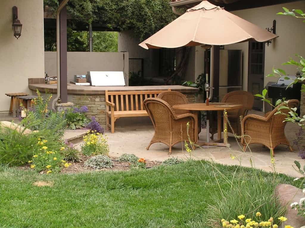 17 Attractive Ideas How To Decorate Your Small Patio Properly 14