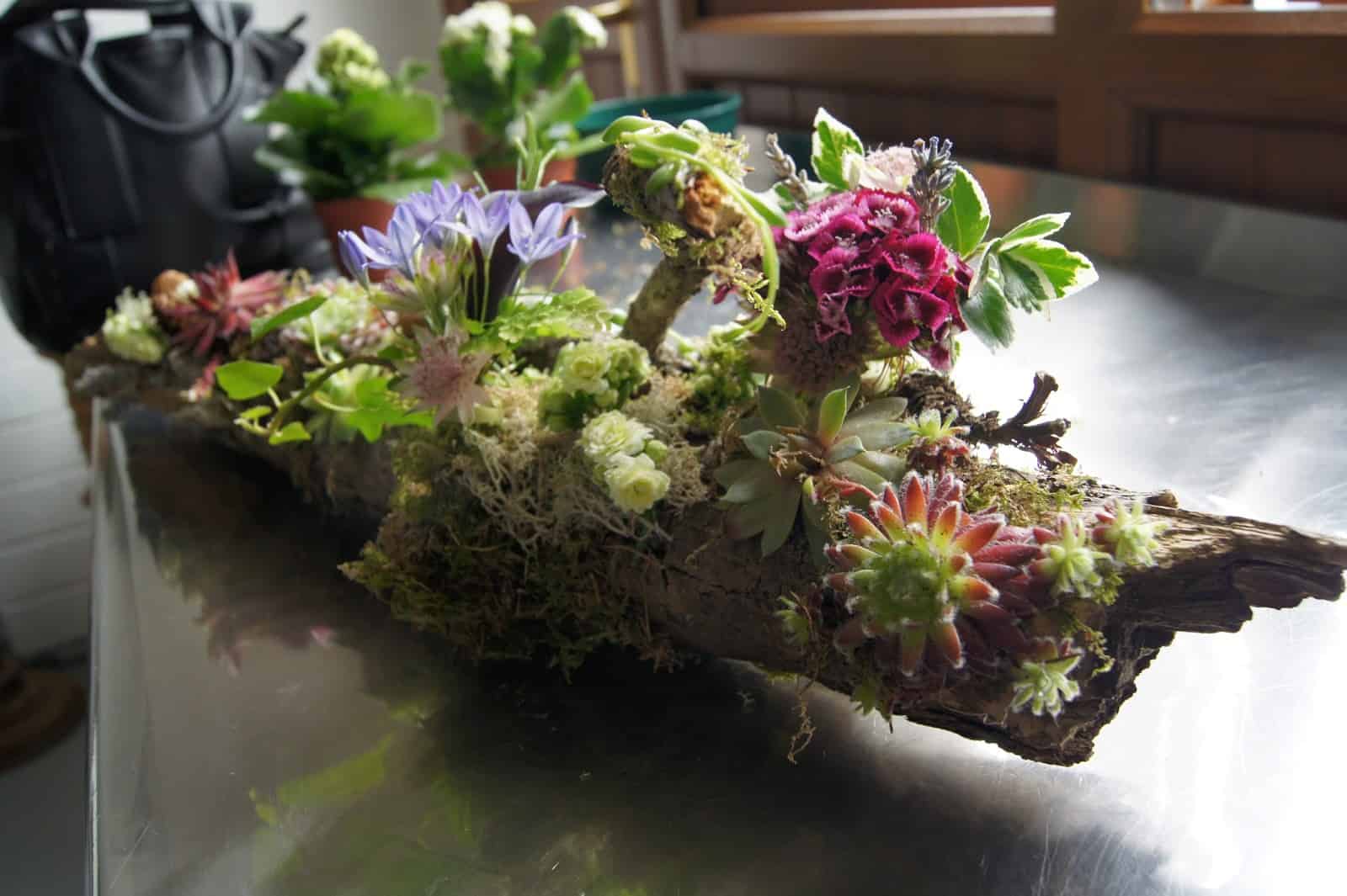 17 Awe-Inspiring Log Centerpiece Designs To Adorn Your Dining Table 16
