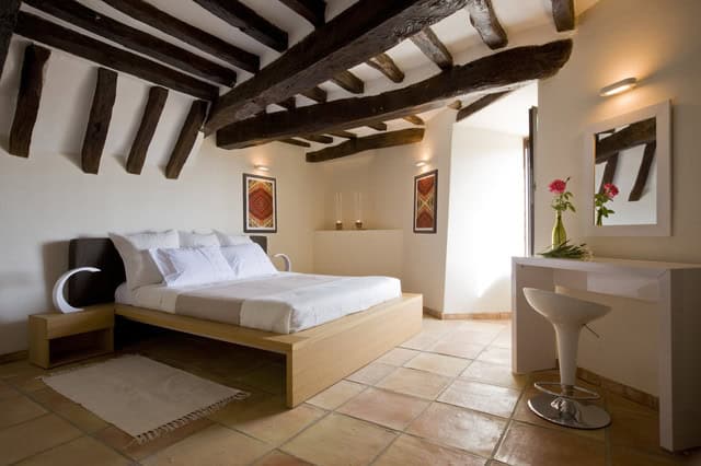 19 Fascinating Bedroom Designs With Exposed Beams That Will Delight You 7