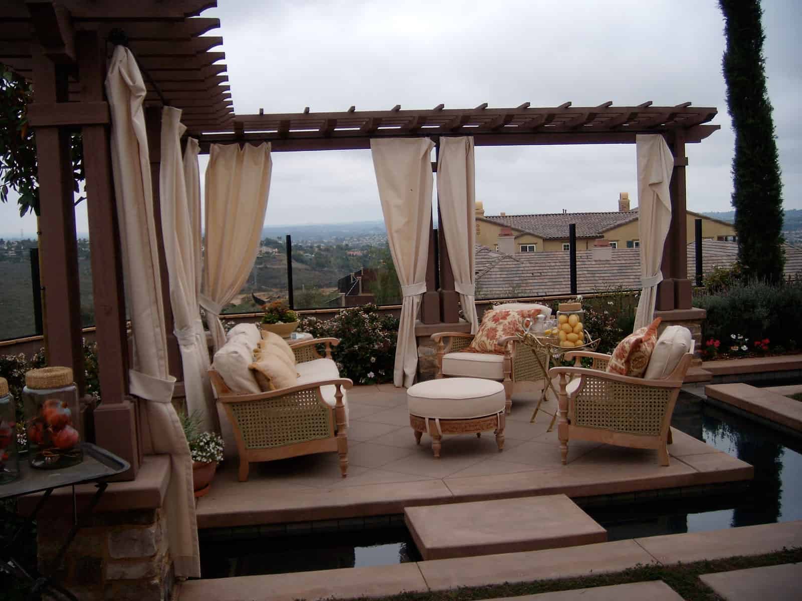 20 Beautiful Outdoor Living Room Designs That Will Delight You 8