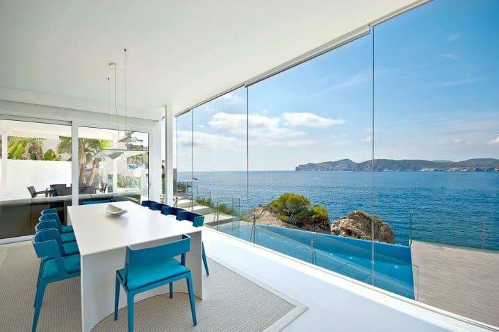 20 Spectacular Interiors With Floor-To-Ceiling Windows That Offer Incredible Views 9