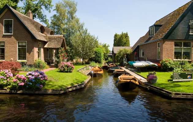 The Venice Of The North - Giethoorn - The Village With No Roads