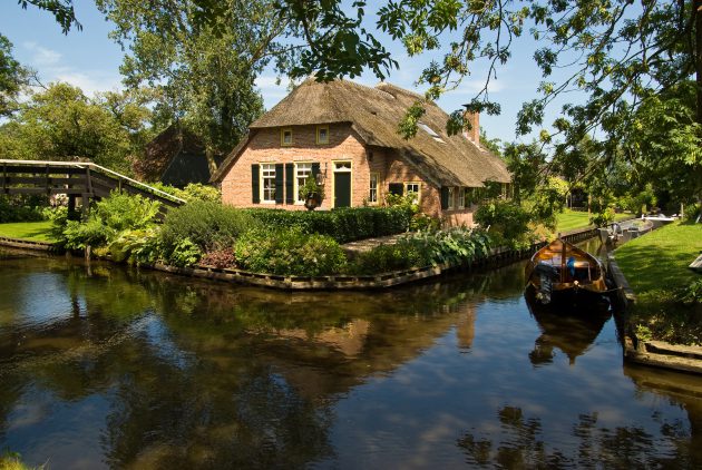 The Venice Of The North - Giethoorn - The Village With No Roads