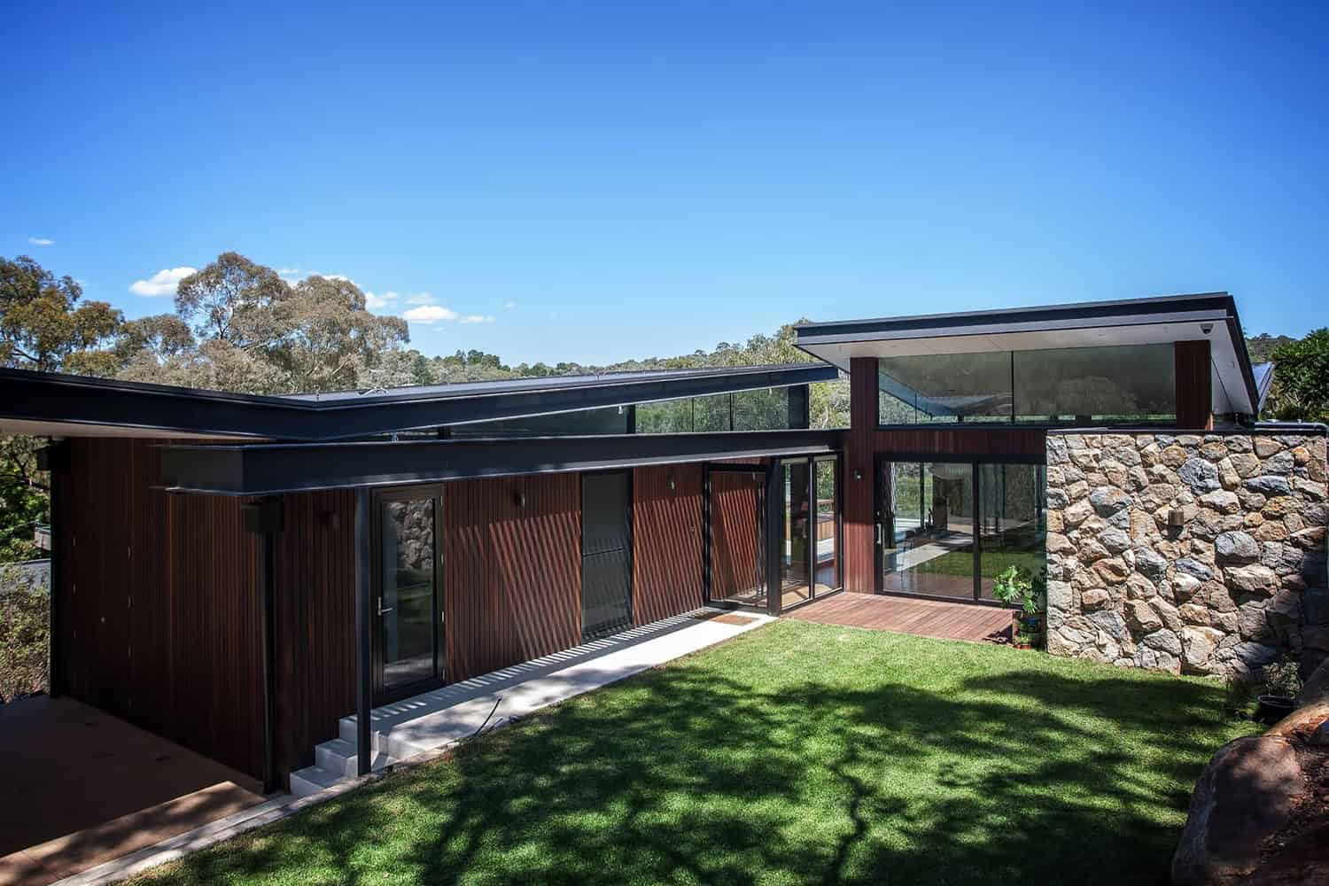 The Warrandyte House in Melbourne by Alexandra Buchanan Architecture The Warrandyte House in Melbourne by Alexandra Buchanan Architecture (8)