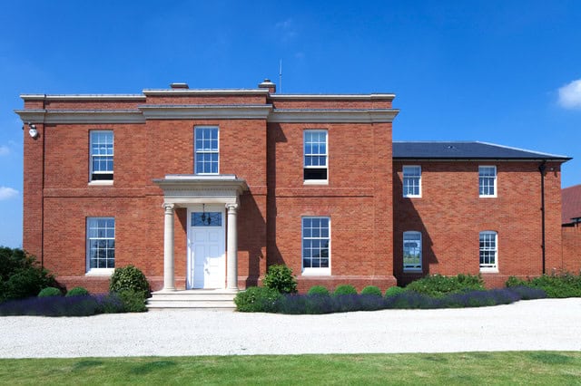 17 Gorgeous Exterior Designs With Traditional Charm 1