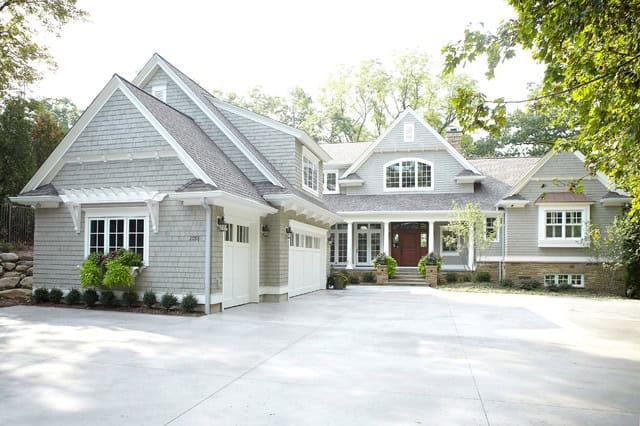 17 Gorgeous Exterior Designs With Traditional Charm 10