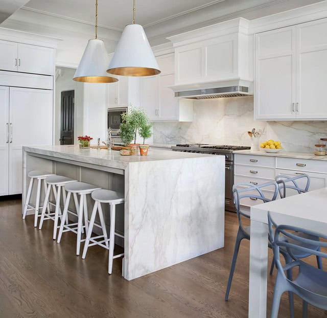 19 Beautifully Decorated Kitchens With Marble Backsplash That You Need To See 12