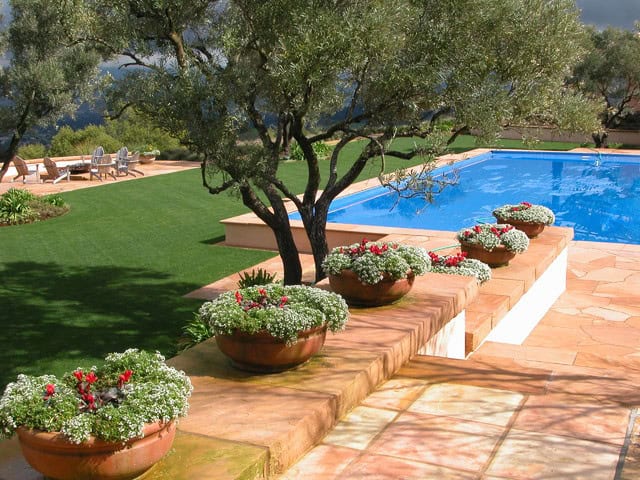 18 Inspirational Ways To Decorate Your Patio With Flower Pots 14