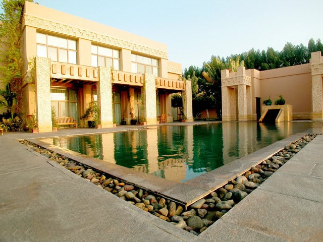 17 Magnificent Small Infinity Swimming Pool Designs To Cool Off In Your Backyard 15