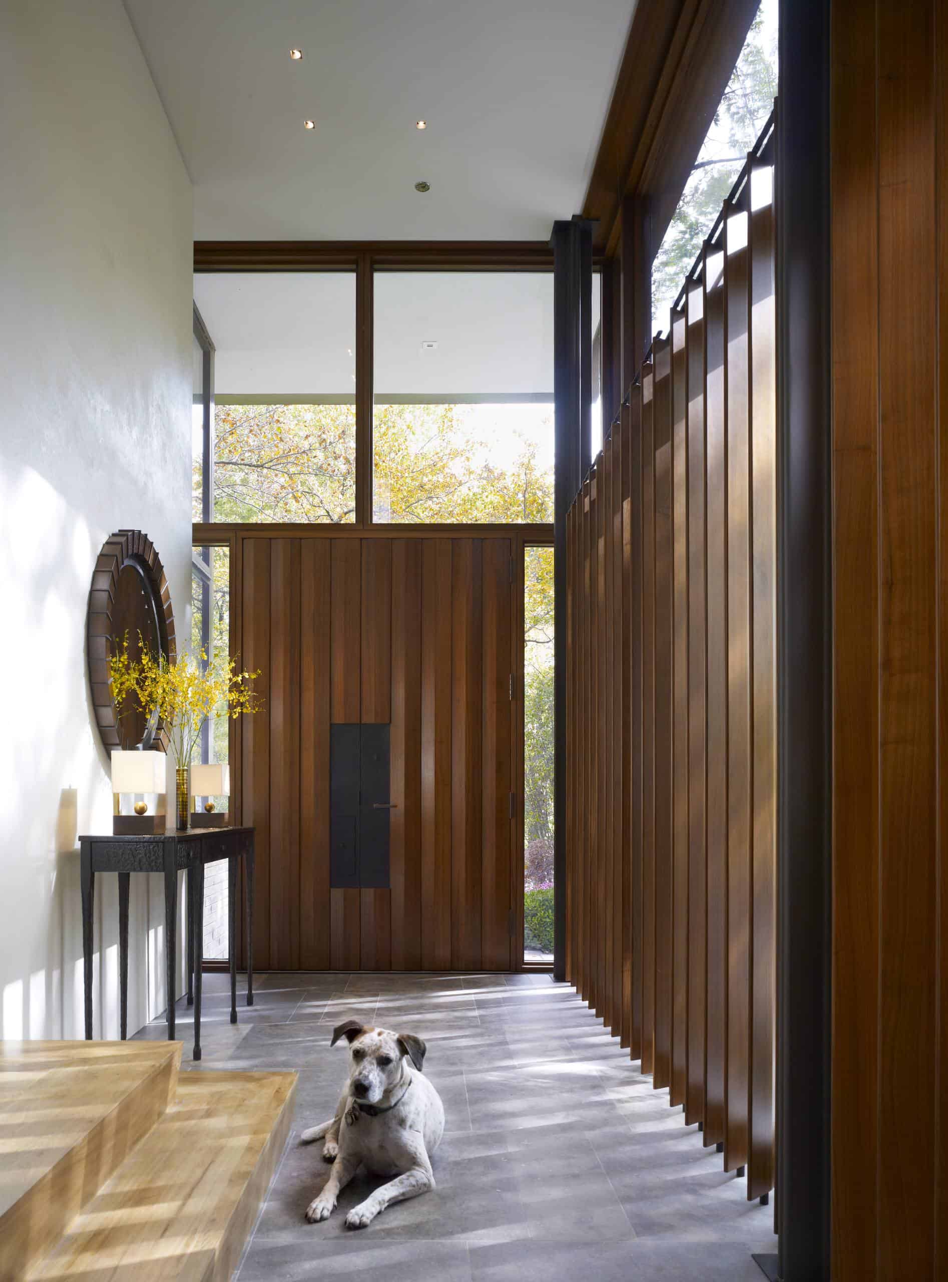 Minimalist Home Foyer 