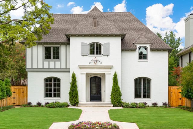 17 Gorgeous Exterior Designs With Traditional Charm 16