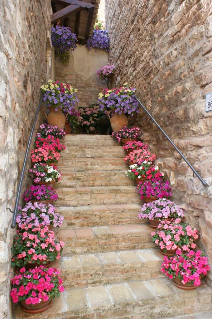 18 Inspirational Ways To Decorate Your Patio With Flower Pots 16