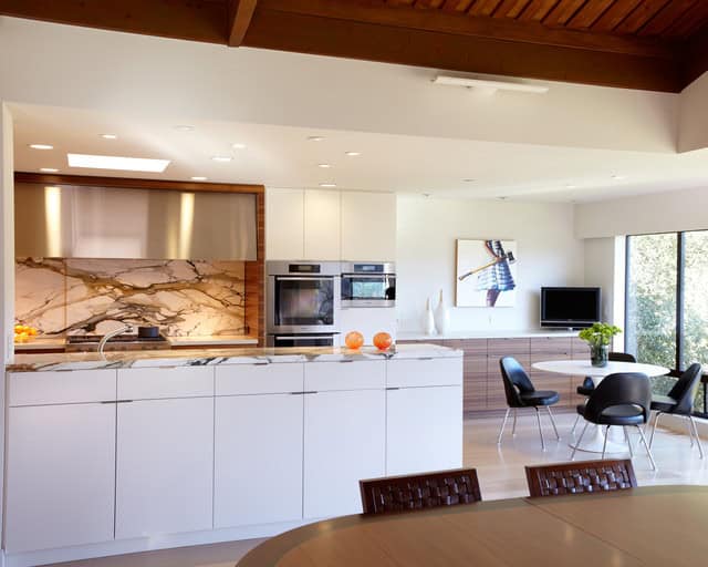 19 Beautifully Decorated Kitchens With Marble Backsplash That You Need To See 18