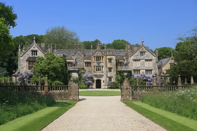 17 Gorgeous Exterior Designs With Traditional Charm 2