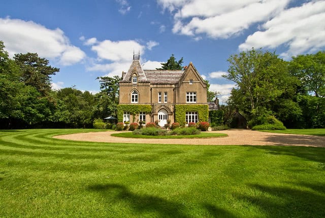 17 Gorgeous Exterior Designs With Traditional Charm 3