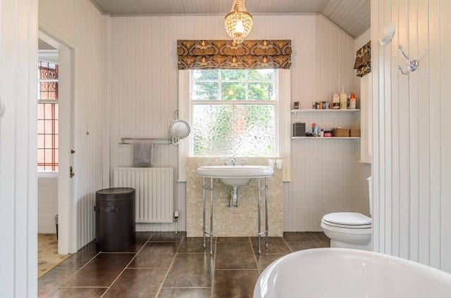 17 Great Ideas To Refresh Your Bathroom With Console Sink 3