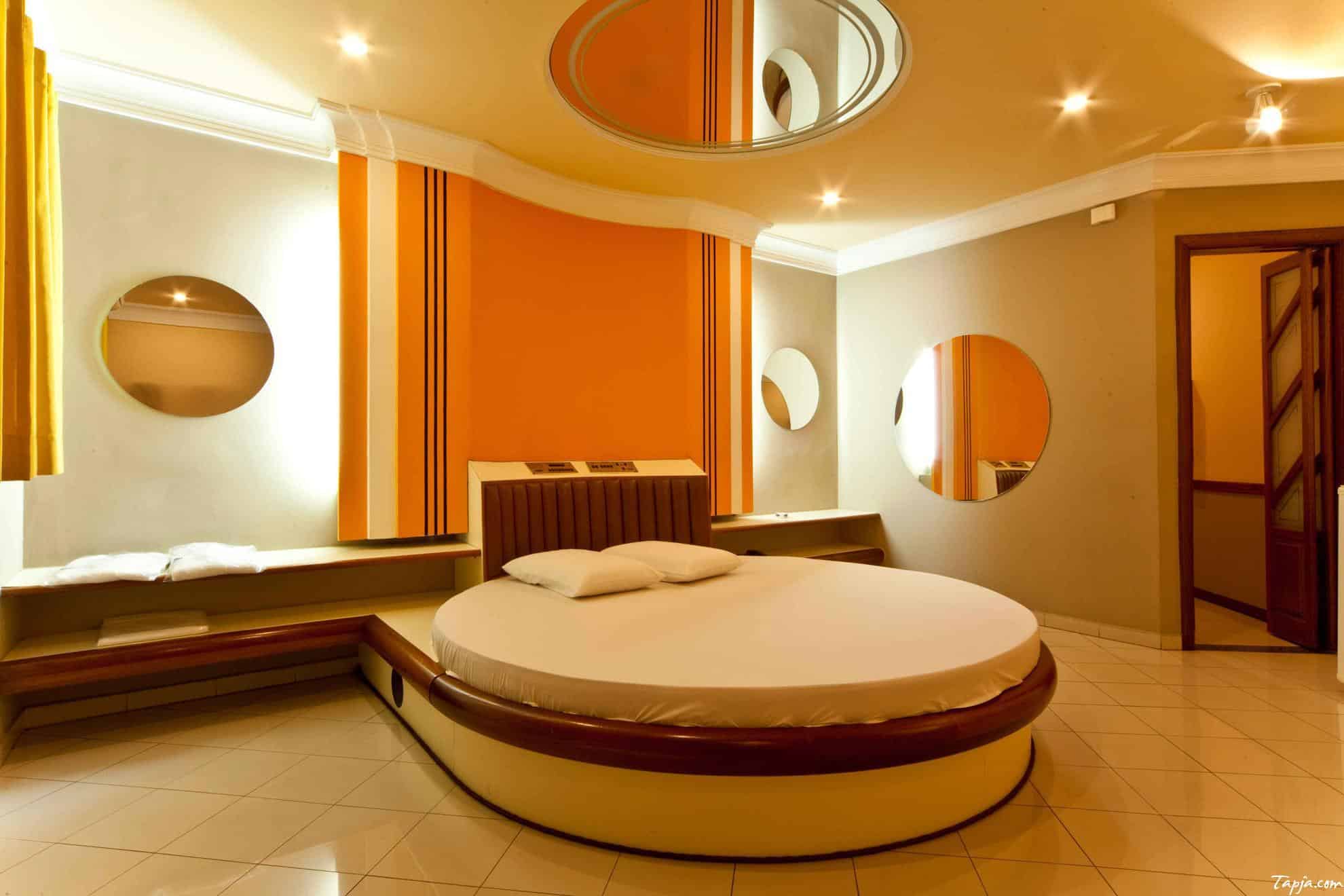 Ceiling Mirrors- Trend That Becomes Actual Again 4