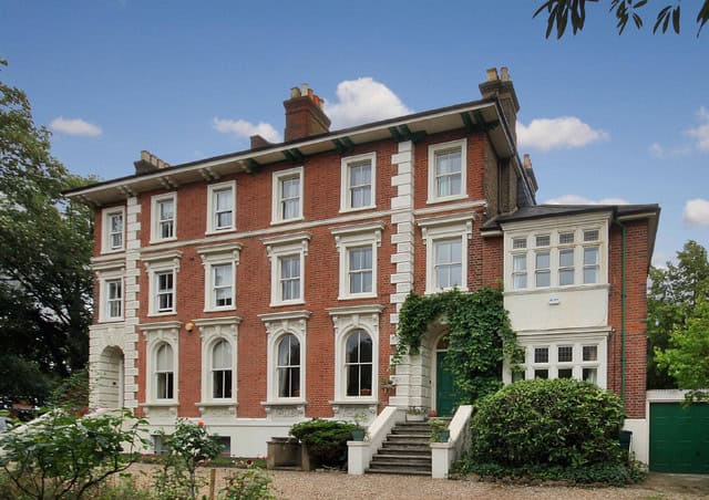 17 Gorgeous Exterior Designs With Traditional Charm 5