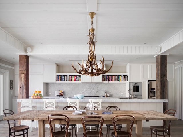 19 Beautifully Decorated Kitchens With Marble Backsplash That You Need To See 7