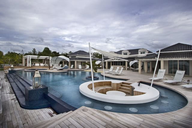 20 Divine Free-form Swimming Pool Designs That Will Amaze You 9