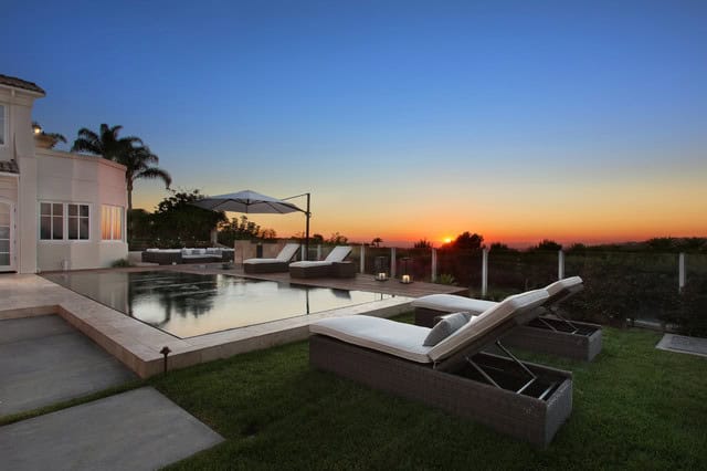 17 Magnificent Small Infinity Swimming Pool Designs To Cool Off In Your Backyard 9