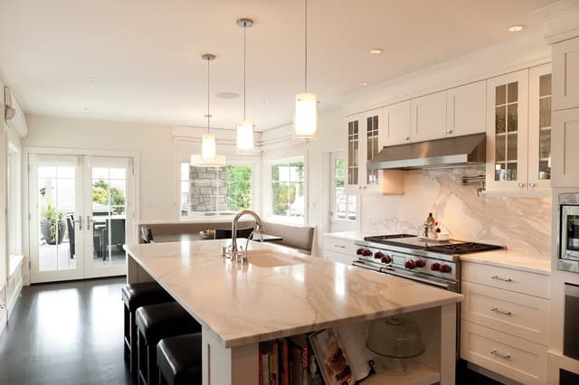 19 Beautifully Decorated Kitchens With Marble Backsplash That You Need To See 9