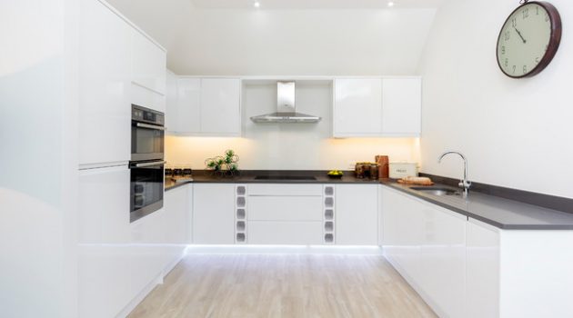 16 Irreplaceable White Kitchen Designs That Abound With Serenity & Elegance