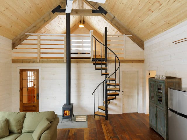 15 Interesting Mezzanine Living Room Designs That Will Inspire You 4
