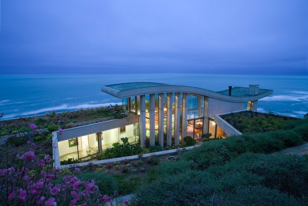 A Beachfront House by Raimundo Anguita in Chile