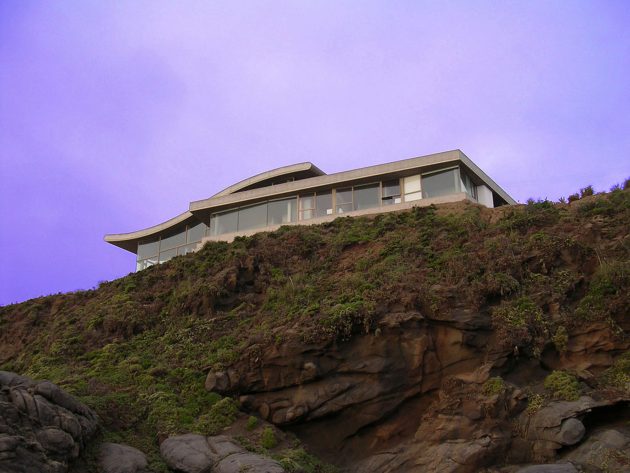 A Beachfront House by Raimundo Anguita in Chile