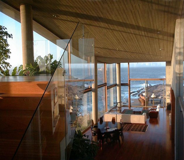 A Beachfront House by Raimundo Anguita in Chile