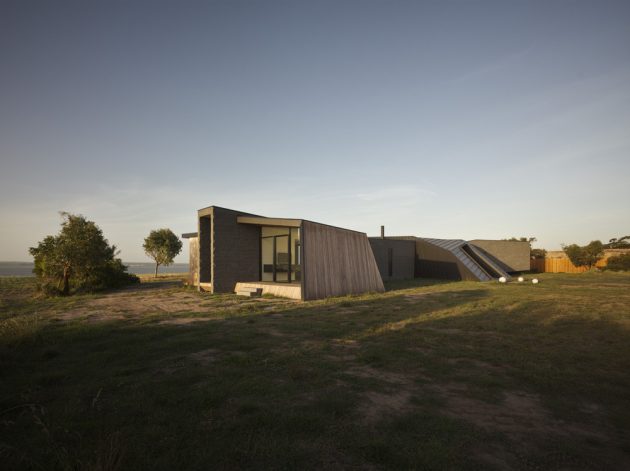 Beached House by BKK Architects in Victoria, Australia (1)