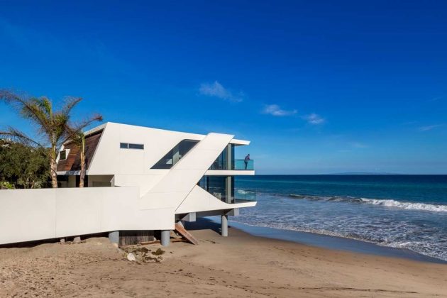 The Wave House by Architect Mark Dziewulski in Malibu Beach, California (1)