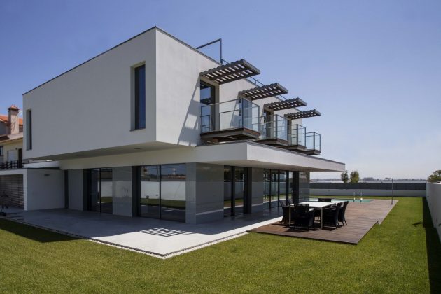 VA House by Atelier d'Arquitectura J. A. Lopes da Costa in Portugal