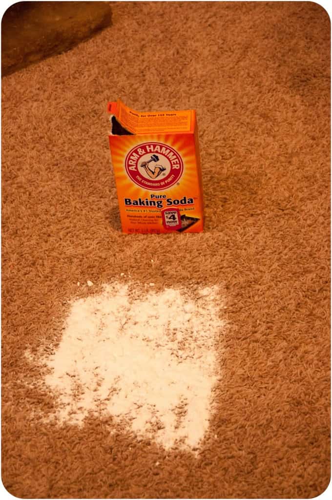 Oil stains can be removed from the carpet with baking soda 15 Life-Saving Cleaning Hacks For Your Home (11)