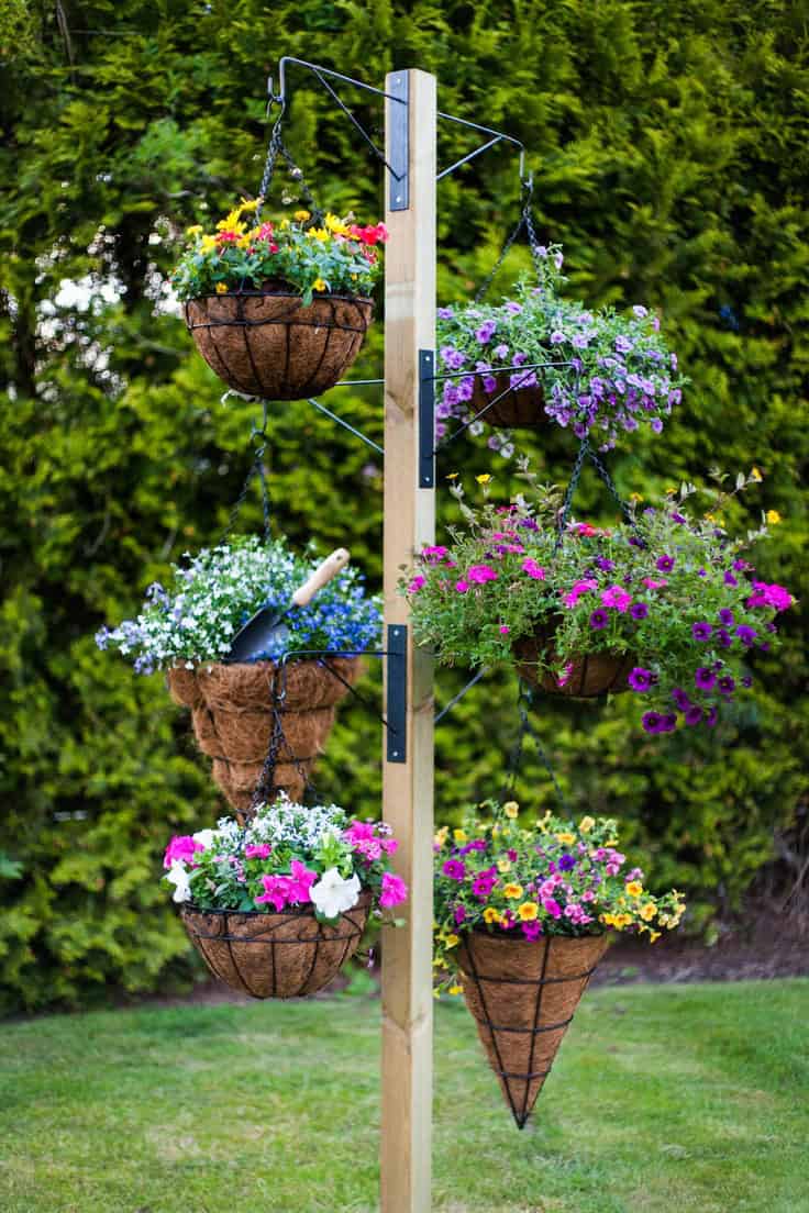 17 Fascinating Examples How To Arrange Hanging Flowers For Your Yard 17