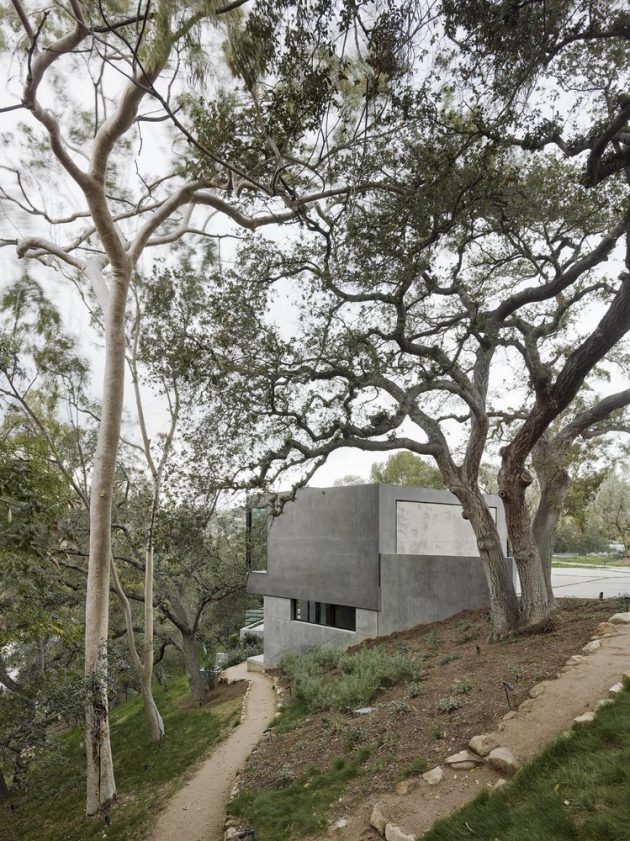 Oak Pass House by Walker Workshop in Beverly Hills, California