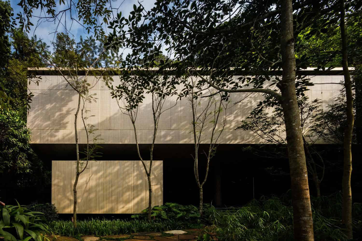 Jungle House by Studio MK27: A Tropical Retreat Suspended Above the Rainforest Jungle House by Studio MK27: A Tropical Retreat Suspended Above the Rainforest