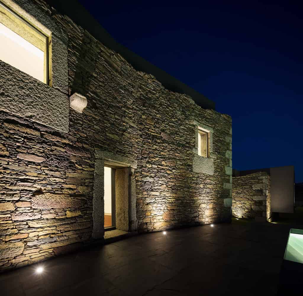 The Old And New Vigário House by AND-RÉ in Portugal The Old And New Vigário House by AND-RÉ in Portugal (16)