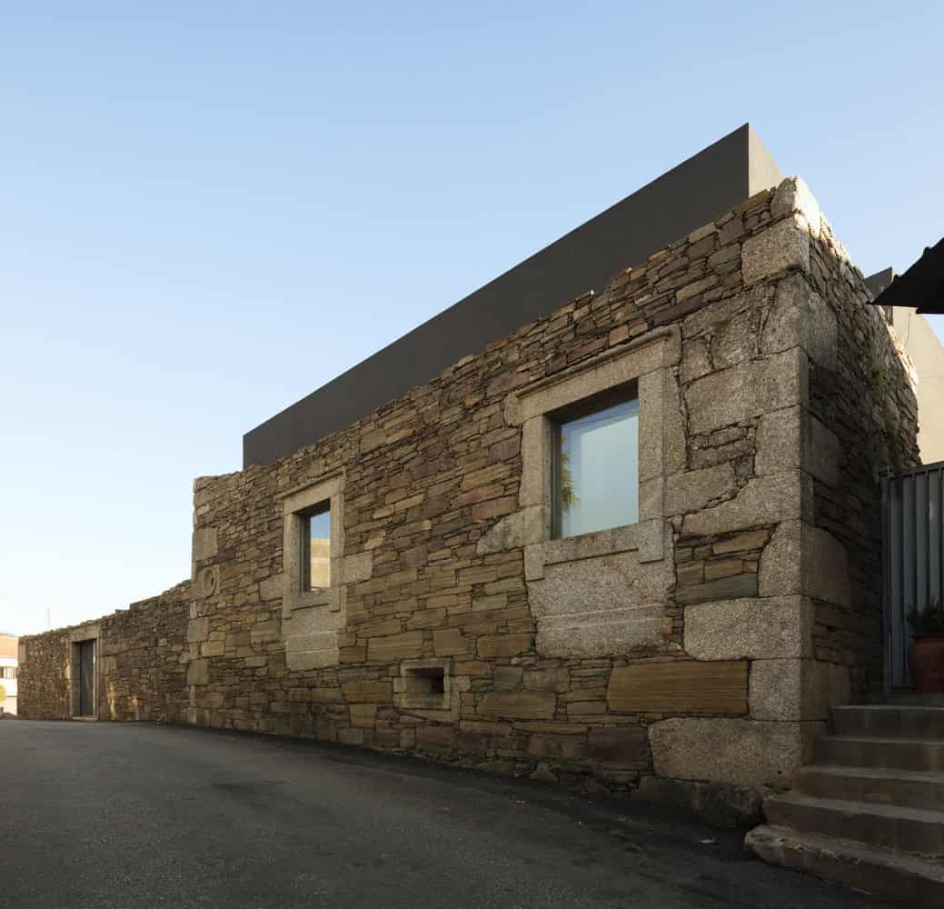 The Old And New Vigário House by AND-RÉ in Portugal The Old And New Vigário House by AND-RÉ in Portugal (2)