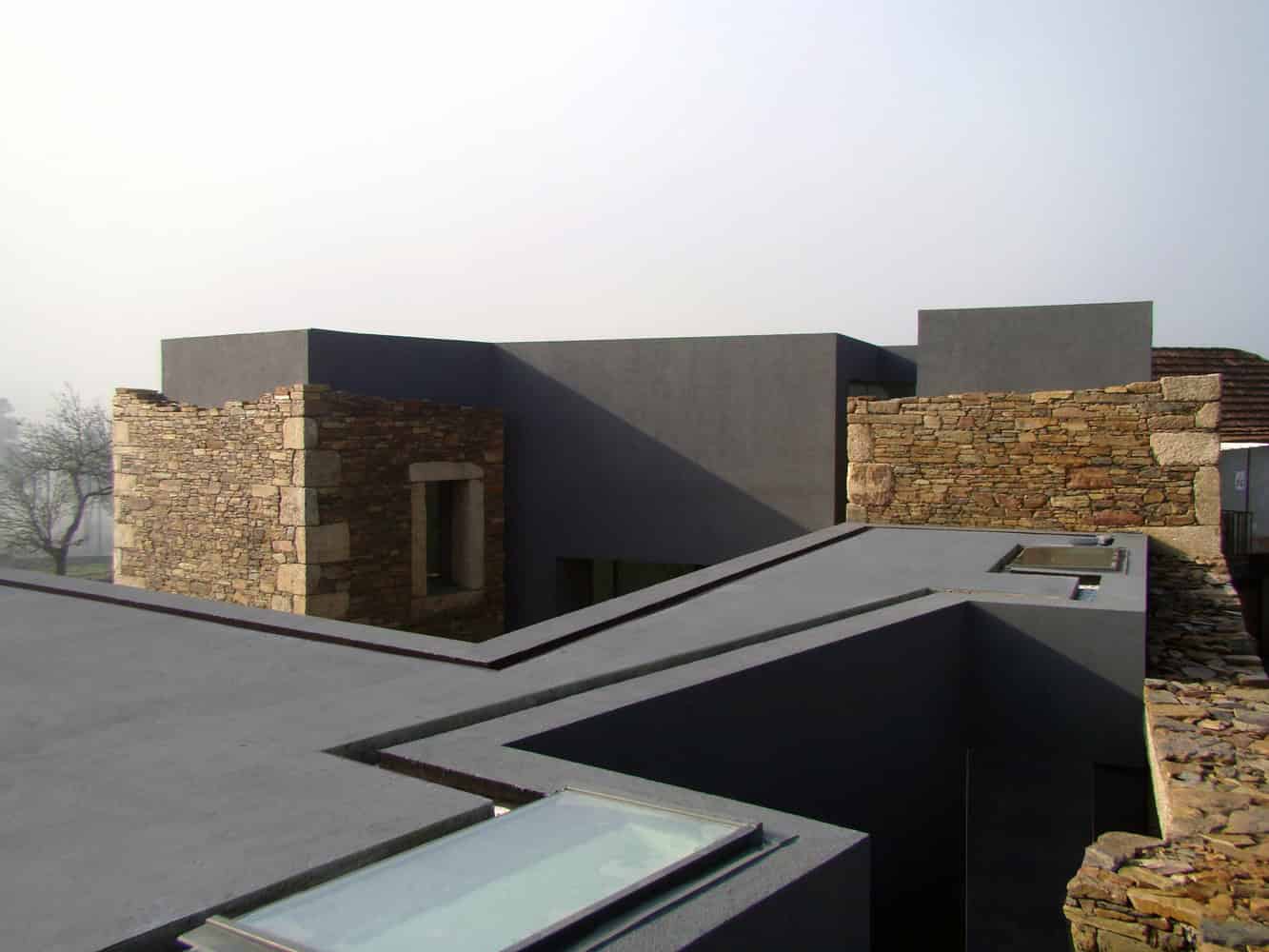 The Old And New Vigário House by AND-RÉ in Portugal The Old And New Vigário House by AND-RÉ in Portugal (6)